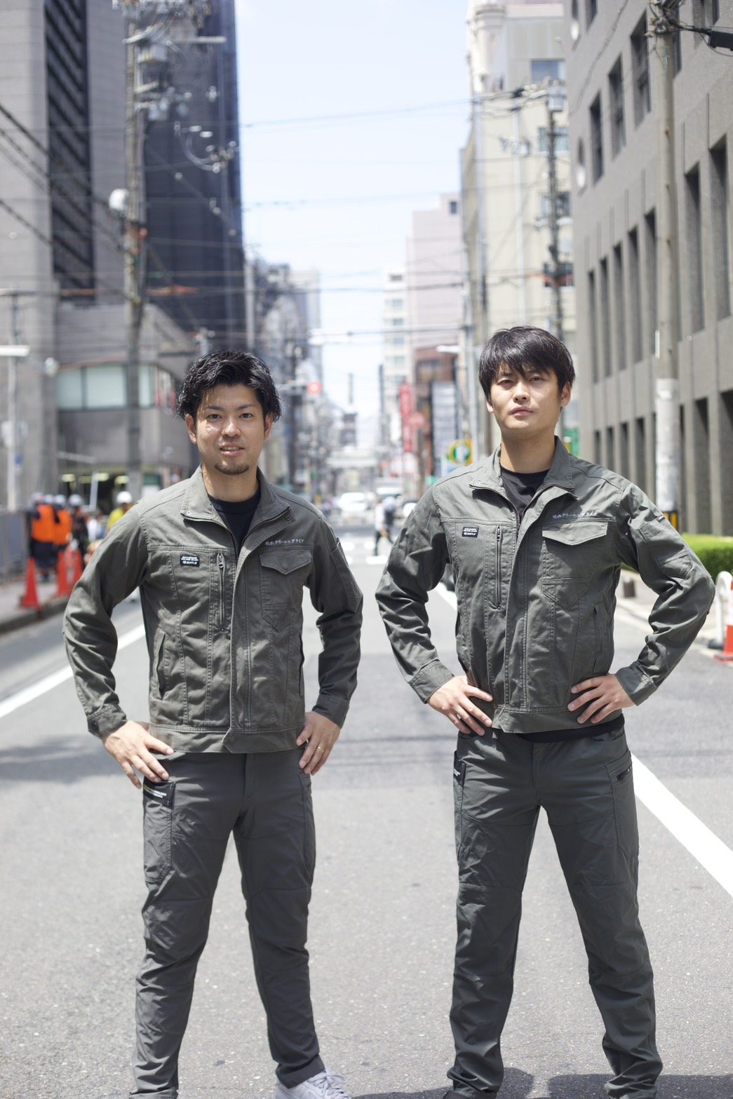 作業服姿で街頭に立つBLAYNの害虫駆除スタッフ2名