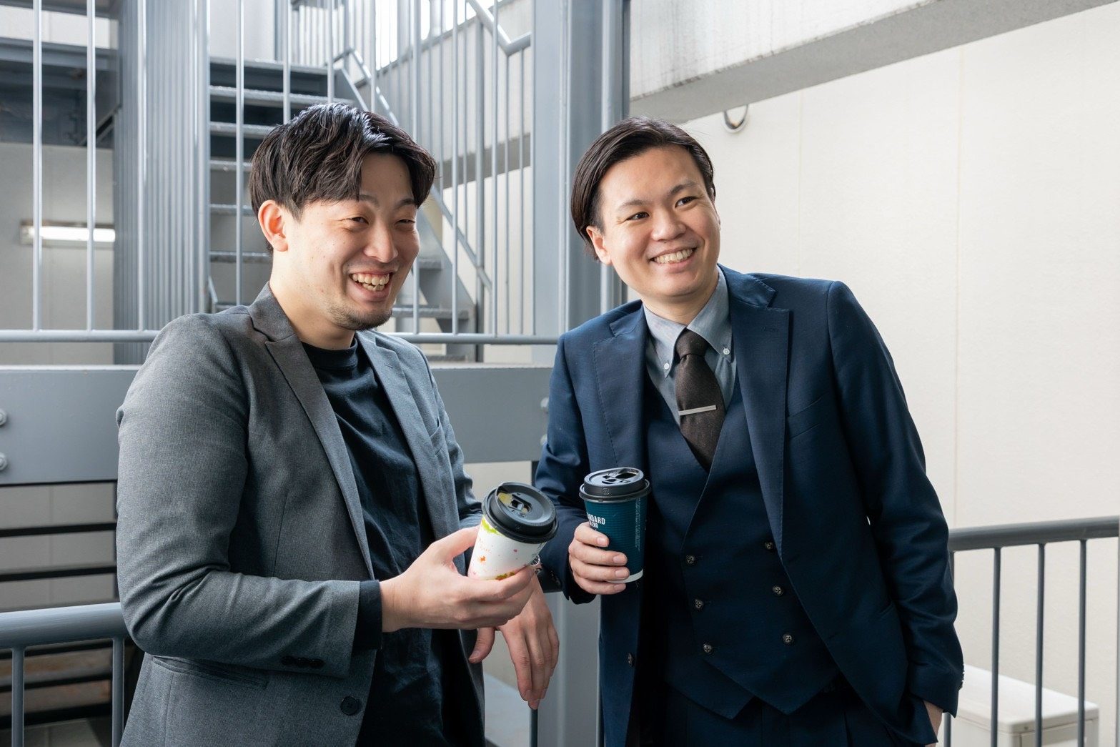 コーヒー片手に談笑するBLAYNの代表2名