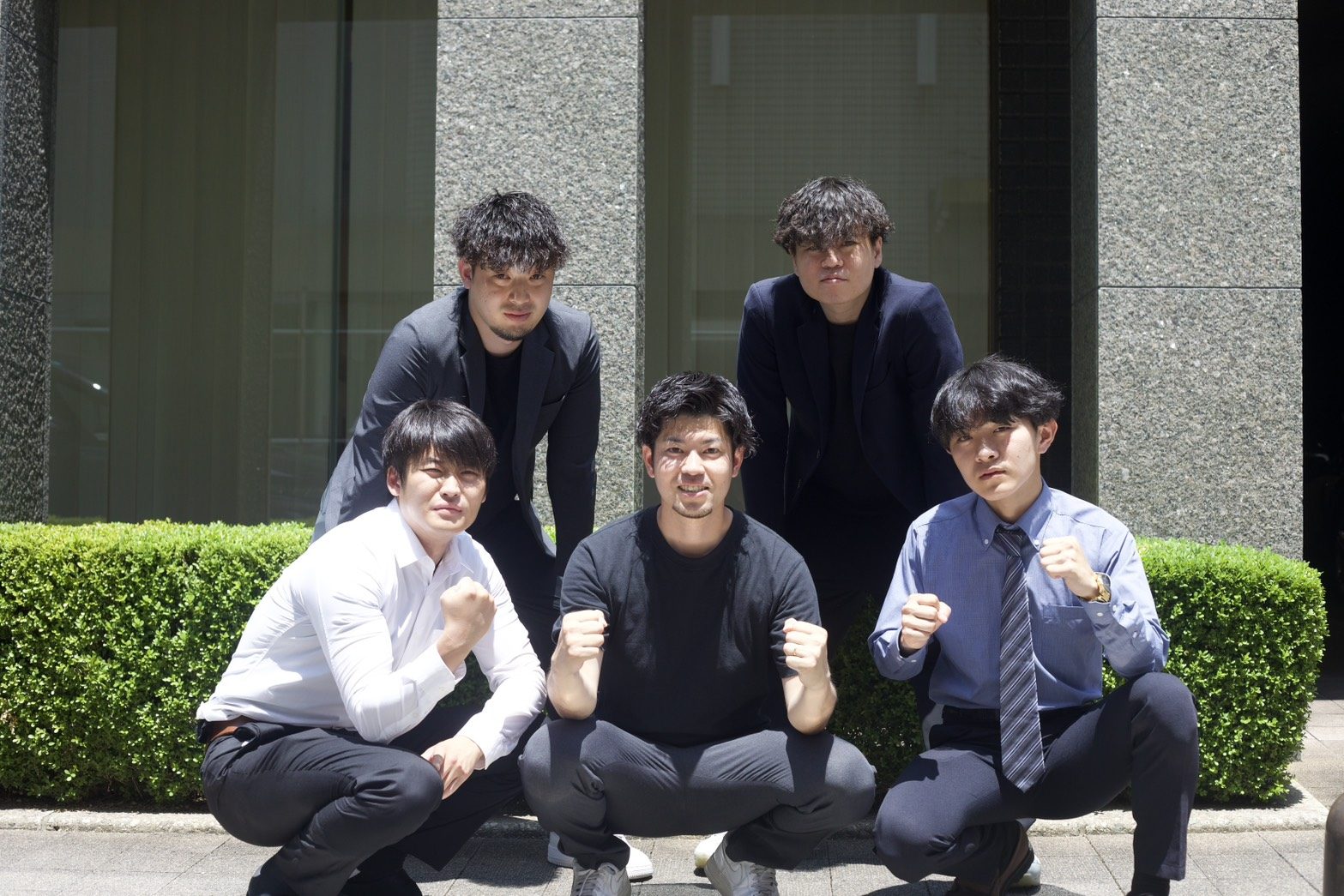 ガッツポーズで並ぶBLAYNのメンバー5名