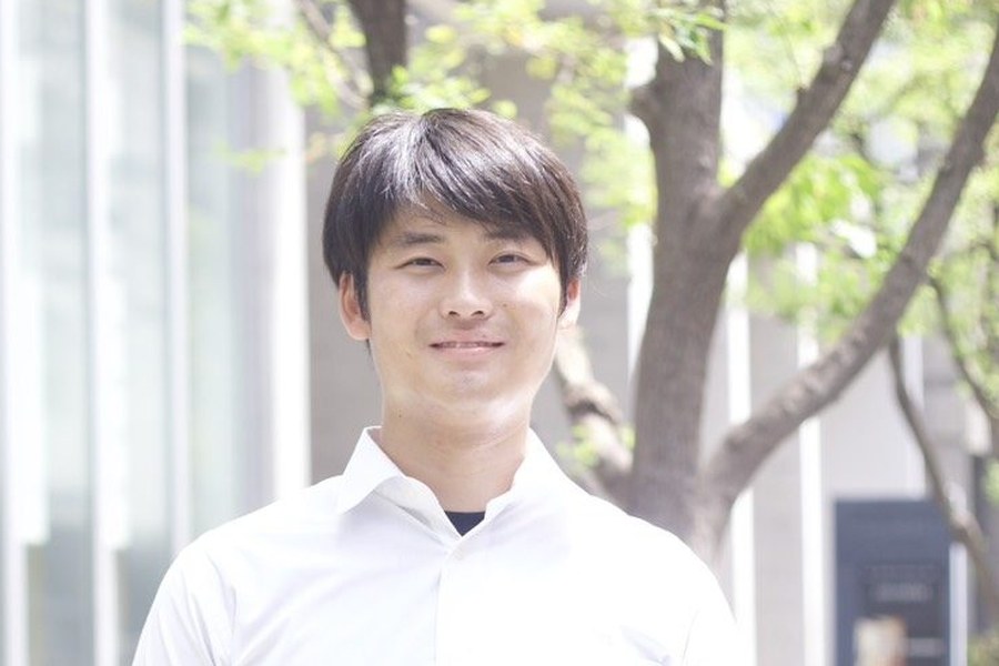 並木を背に立つ藤井誠太